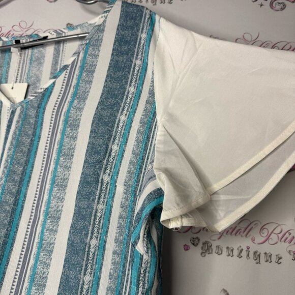 Bloomchic Tshirt top blue white striped v neck light weight style beach 🏖️ vibe - Picture 5 of 8